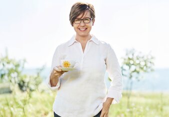 Edith Gutmann - Miteigentümerin von SONNENTOR mit dem SONNENSCHEINCHEN | © SONNENTOR