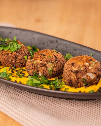 Käferbohnenfalafel auf Kürbishummus | © SONNENTOR