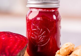 Am Bild ist ein Glas zu sehen, das mit dem Brennnessel-Zitronen Shot gefüllt ist! | © SONNENTOR